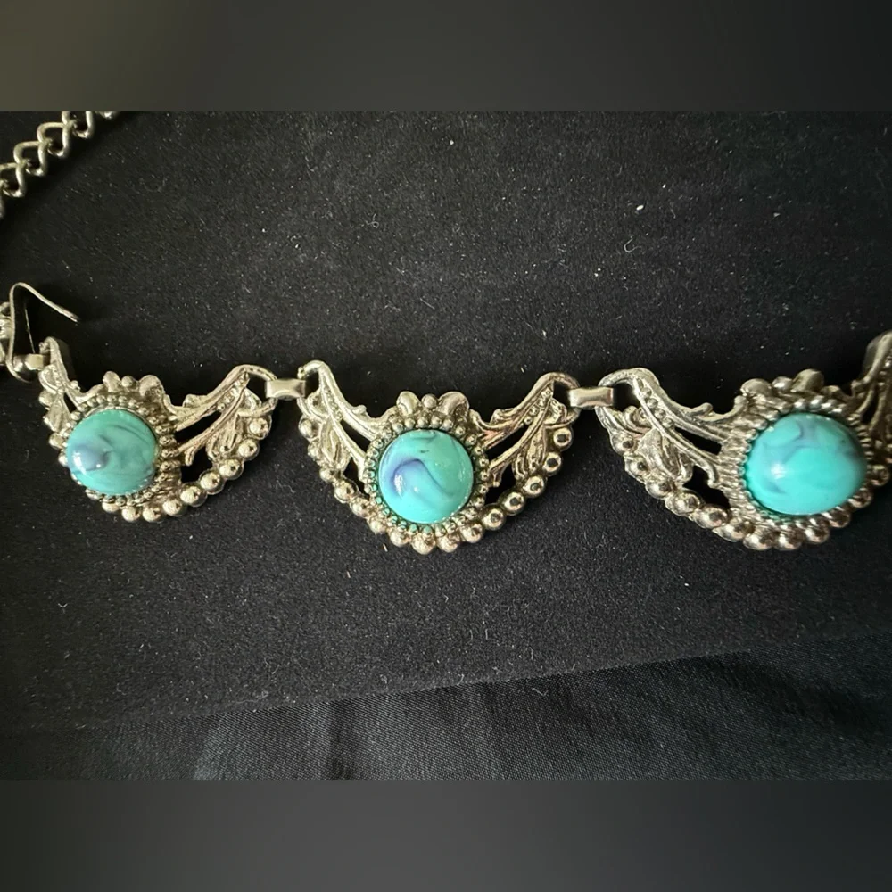 Women’s Turquoise Colored necklace - Picture 3 of 3